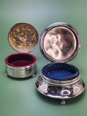 Lot 1452 - A silver ring box, the circular hinged lid...