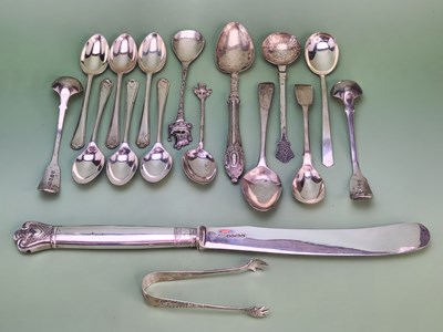 Lot 1487 - A set of six silver golf themed coffee spoons,...