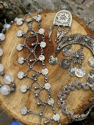 Lot 1027 - A collection of silver and continental silver...