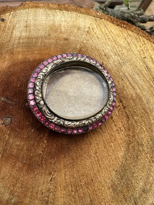 Lot 1080 - An oval memorial jewel, the glazed compartment...