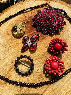 Lot 1025 - A collection of antique and later jewellery:...