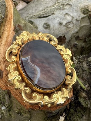 Lot 1070 - Victorian swivel brooch, the oval agate panel...