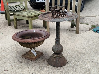 Lot 473 - A cast iron bird bath H 80 Ø 50cm, together...