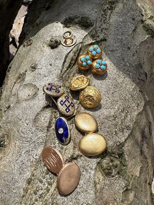 Lot 1038 - A mixed group of antique and vintage gold...