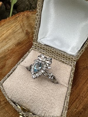 Lot 1044 - A 9ct hallmarked gold bow-style ring set with...