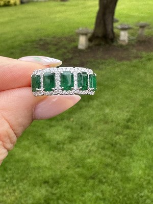 Lot 1083 - A platinum hallmarked cluster ring set with 5...