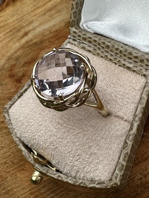 Lot 1018 - A 9ct hallmarked yellow gold ring set with a...