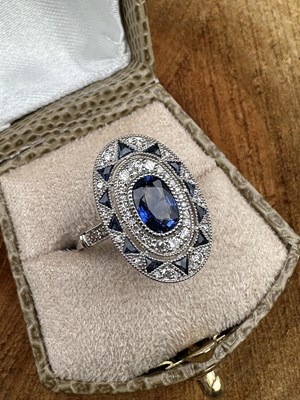 Lot 1107 - A platinum (950) oval-shaped Art Deco-style...