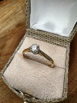 Lot 1112 - An 18ct hallmarked yellow gold round brilliant-...