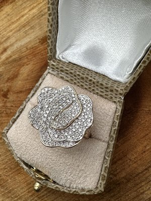 Lot 1119 - A 9ct hallmarked yellow and white gold floral...