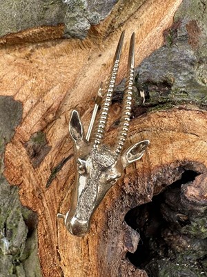 Lot 1169 - An unusual brooch modelled as the head of an...
