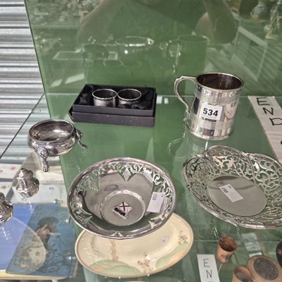 Lot 534 - A pair of silver napkin rings,a silver pepper...