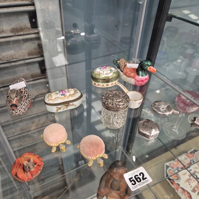 Lot 562 - A silver pill box, a silver scent bottle, a...