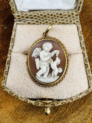 Lot 1174 - A charming cameo pendant, displaying crisp...