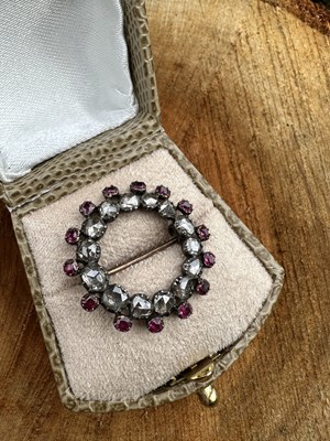 Lot 1173 - A delicate and attractive antique brooch, the...