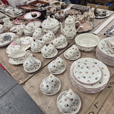 Lot 662 - A Villeroy & Boch 'Petite Fleur' extensive...