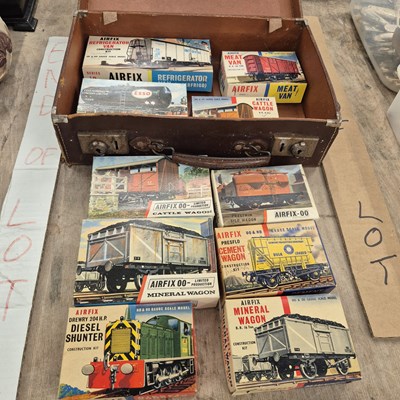 Lot 676 - Ten boxes of Airfix railway carriage...