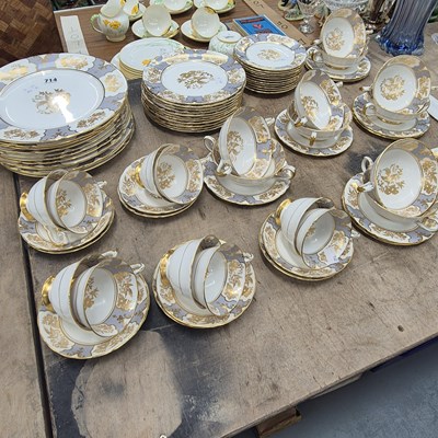 Lot 714 - A Tuscan 'Celeste' part dinner service
