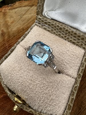 Lot 1160 - An Art Deco platinum ring set with an...