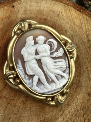 Lot 1163 - An antique shell cameo brooch depicting a...