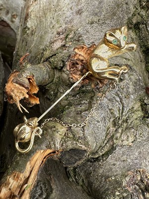 Lot 1167 - A hallmarked 9ct gold novelty cat and mouse...