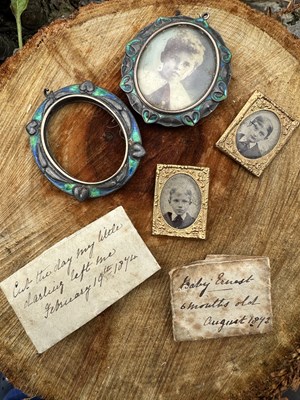 Lot 1187 - An antique group of portrait photographs and...