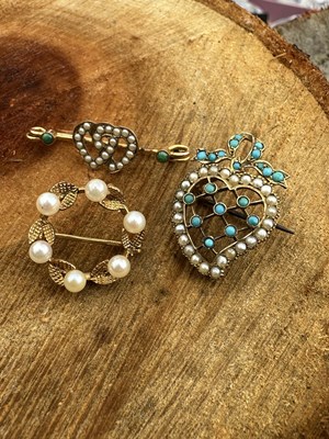 Lot 1137 - A seed pearl wreath brooch and a double heart...