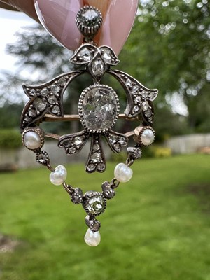 Lot 1121 - A Victorian diamond and pearl brooch pendant,...