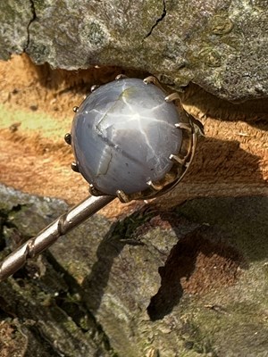 Lot 1127 - A star sapphire stick pin, the cabochon star...