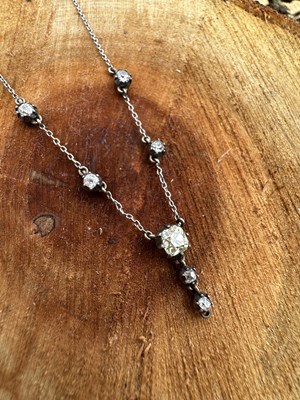 Lot 1109 - An Edwardian diamond necklace, the...
