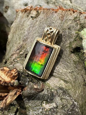 Lot 1203 - A Korite Grade A ammolite pendant, the...
