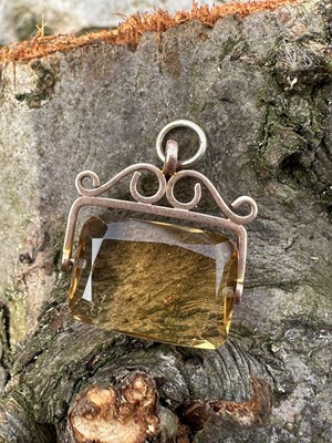Lot 1215 - A citrine swivel fob pendant, the rectangular...