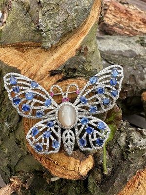 Lot 1227 - A butterfly brooch/pendant, the openwork wings...