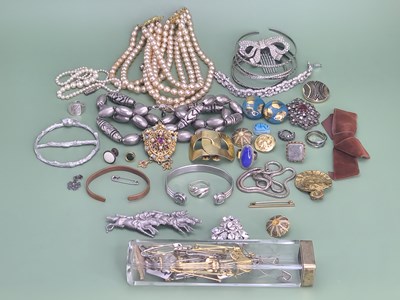 Lot 1238 - A quantity of predominantly vintage costume...