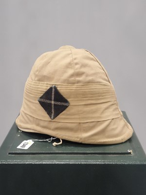 Lot 1349 - An early 20th century solar topee with white...