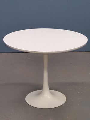 Lot 1553 - An Arcana white tulip table H 73 Ø 91cm