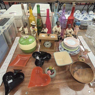 Lot 795 - Ceramic New Orleans bandsmen, coloured glass...