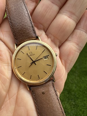 Lot 1243 - An 18ct gold gentlemen's Omega quartz...