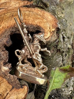 Lot 1244 - A 9ct gold vintage pendant charm modelled as...