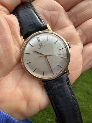Lot 1246 - A 9ct gold gentlemen's Omega manual-wind...