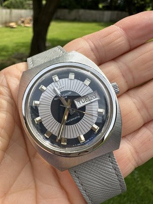 Lot 1258 - A Jaeger-LeCoultre Club automatic day/date...