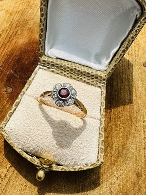 Lot 1009 - A Victorian garnet and diamond cluster ring,...