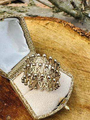 Lot 1074 - A vintage 9ct gold expandable concertina ring,...