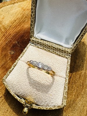 Lot 1122 - An Edwardian diamond ring, set with five...