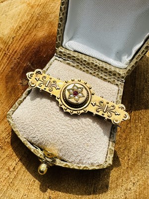 Lot 1123 - An Edwardian seed pearl bar brooch, the...