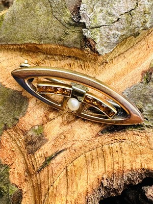Lot 1132 - An Art Deco brooch of elongated openwork...