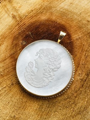 Lot 1139 - A large shell cameo brooch pendant, carved in...