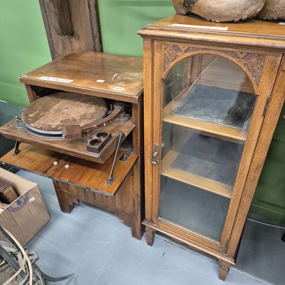 Lot 375 - An early 20th century hardwood gramophone...