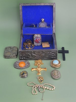 Lot 1266 - A small group of jewellery and collectables...