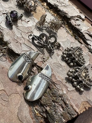 Lot 1262 - Ten pairs of vintage and other silver earrings,...